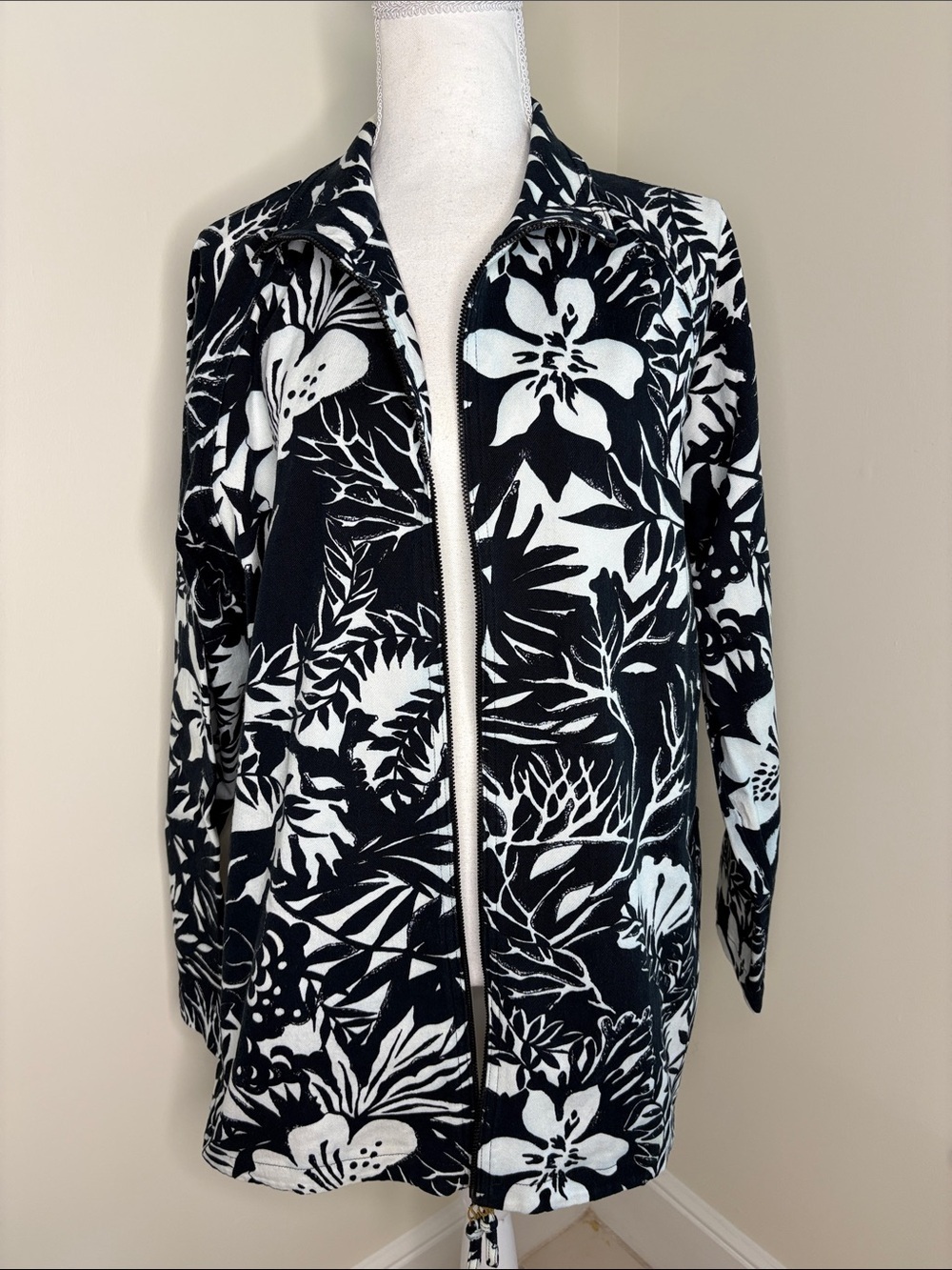 St. John Sport by Marie Gray Black & White Floral Collar Double Zip Jacket. . XL